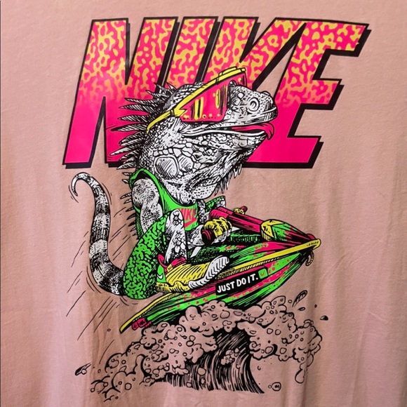 Nike Sportswear T Shirt Iguana Jet Ski Peach Pink Size S - Picture 2 of 3